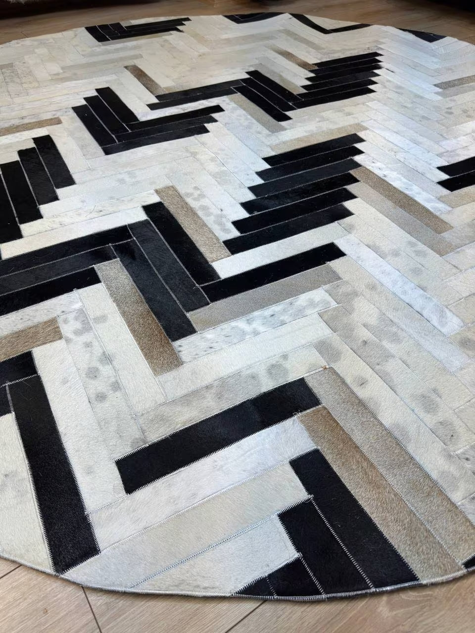 Handmade Geometric Round Cowhide Patchwork Rug, Black White Large Cowskin Patchwork Rug for Home Decor, Non Slip Round Rug