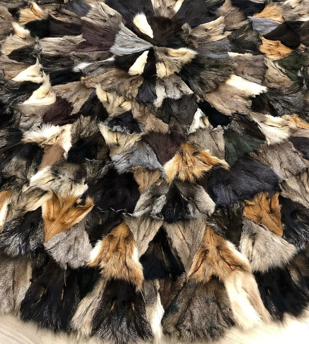 Handmade 100% Natural, Mixed Color Round Fox Fur Patchwork Rug for Decoration