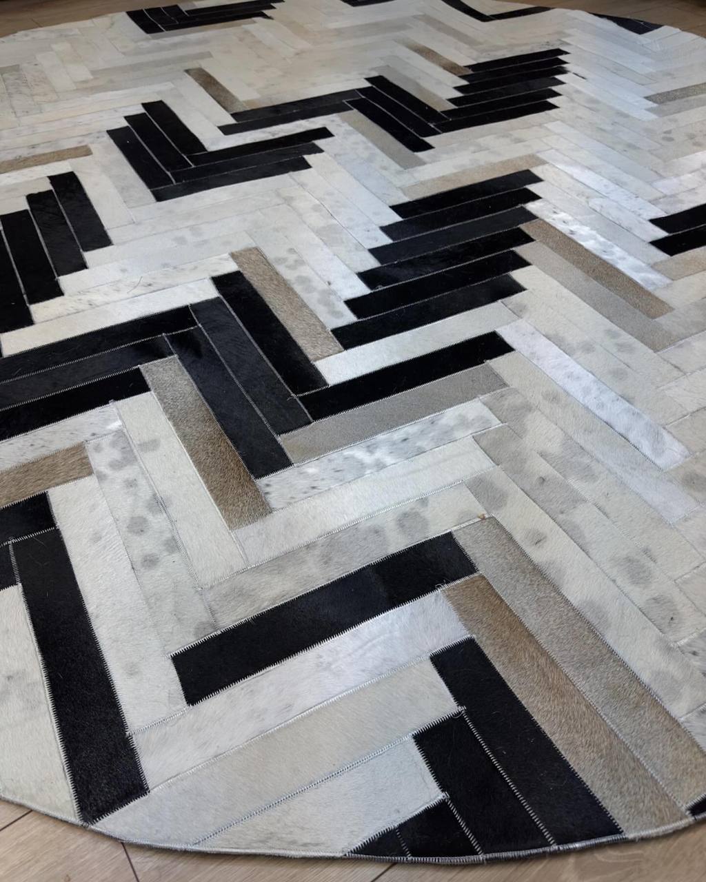 Handmade Geometric Round Cowhide Patchwork Rug, Black White Large Cowskin Patchwork Rug for Home Decor, Non Slip Round Rug