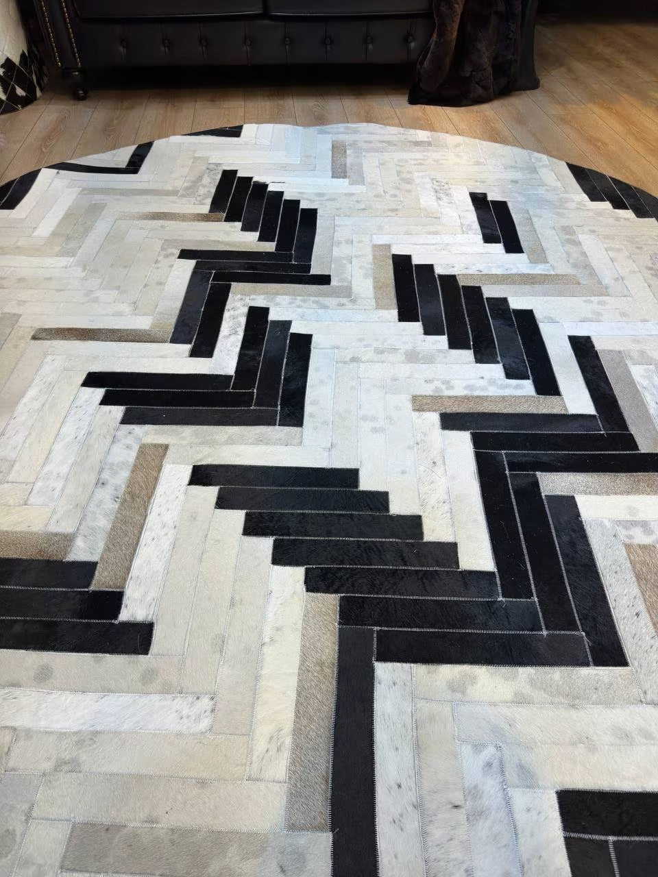 Handmade Geometric Round Cowhide Patchwork Rug, Black White Large Cowskin Patchwork Rug for Home Decor, Non Slip Round Rug