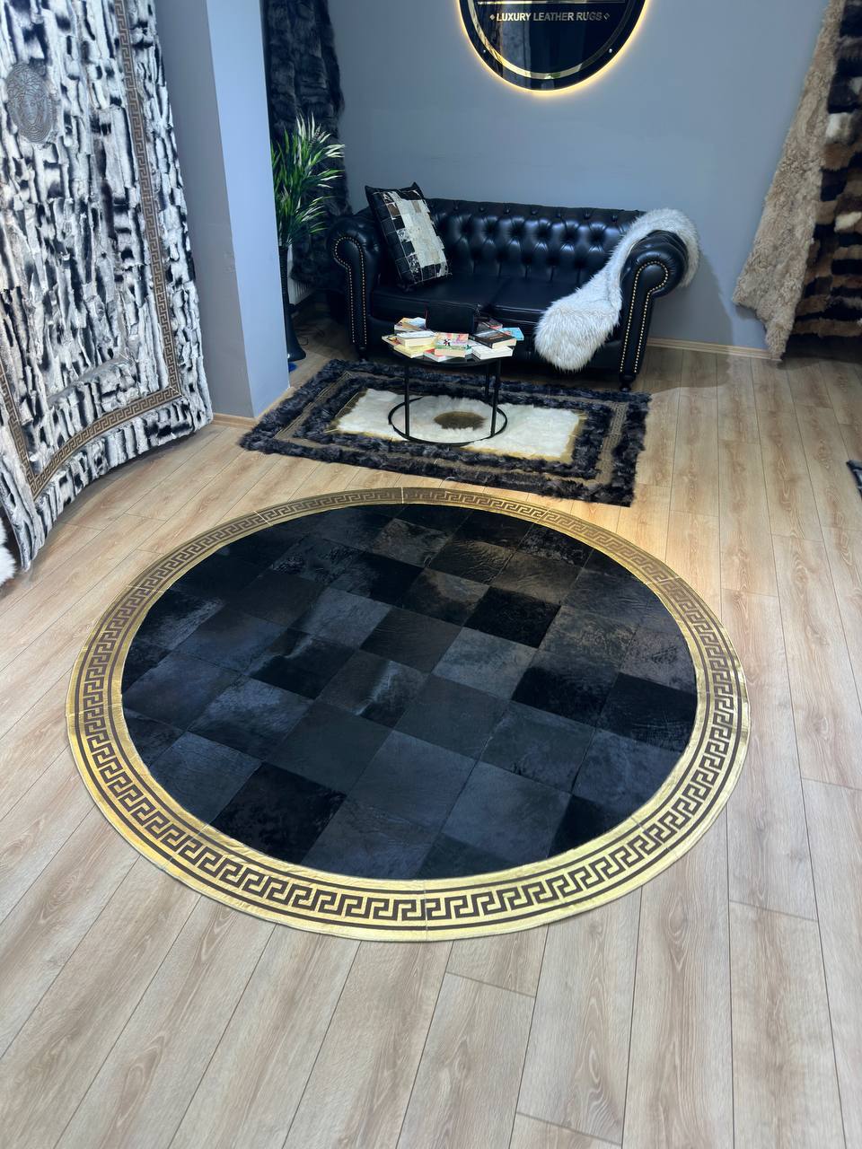 Luxury Gold Black Cowhide Rug, 100% Natural Handmade Cowhide Patchwork Round Rug