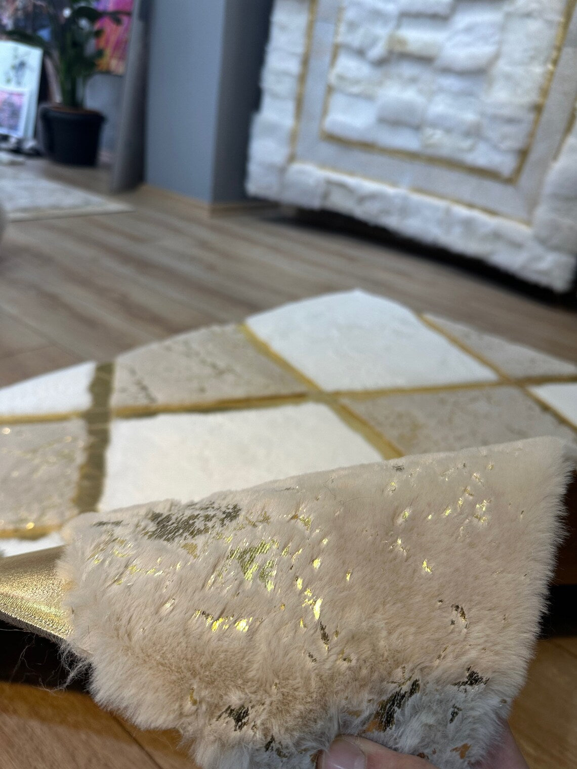 Modern Handmade White And Gold Faux Fur Living Room Rug , Soft Fluffy