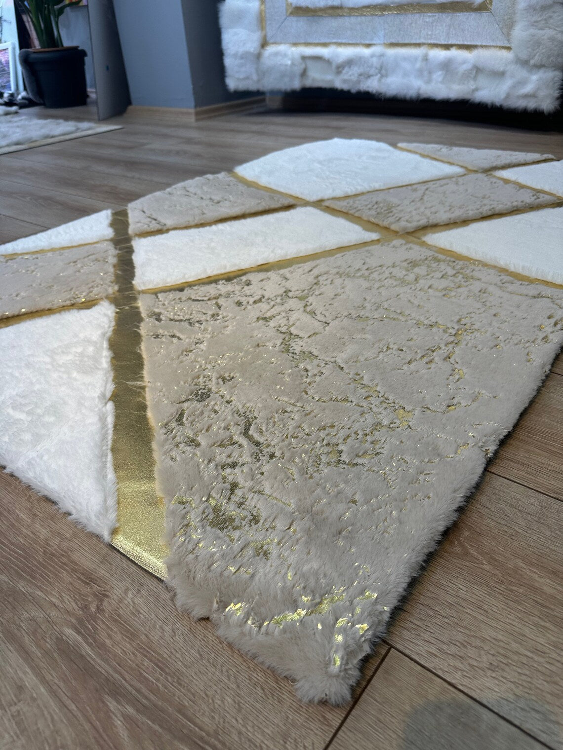 Modern Handmade White And Gold Faux Fur Living Room Rug , Soft Fluffy